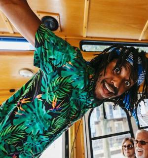 muž v zelené košili v autobuse