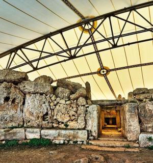 一座有着白色屋顶的大型石头建筑