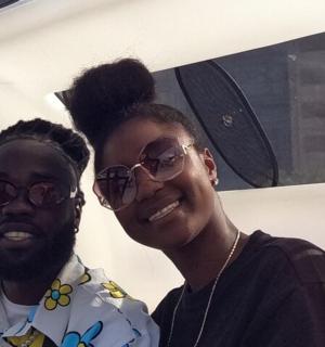 一名男子和一名女子站在一辆汽车旁边