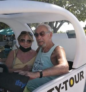 坐在汽车后座的一对男女