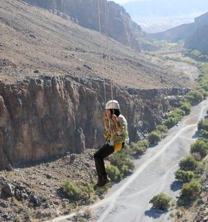 站在山边的女人