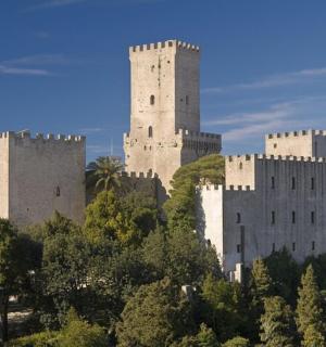 山顶上有一座城堡，树丛茂密