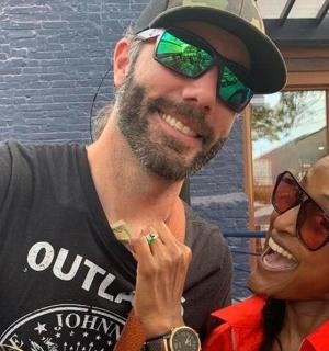 muž a žena pózují pro fotografii