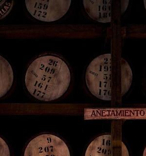 墙上挂着一堆钟，上面有一块牌子