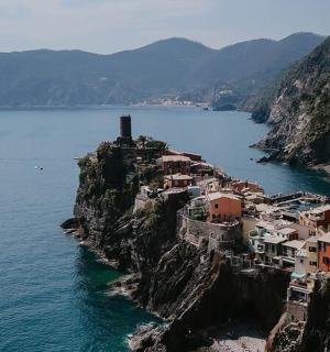 靠近水边的山边村庄