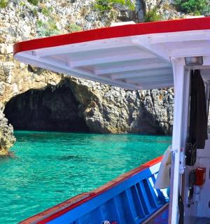 洞穴前水中的一艘船