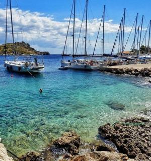 một nhóm thuyền trên mặt nước gần bãi biển