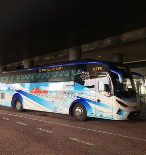 autobus zaparkovaný v noci na kraji ulice