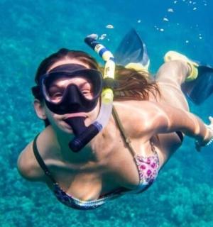 žena se šnorchlem a maskou ve vodě