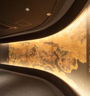 博物馆里的一面墙上有一张地图