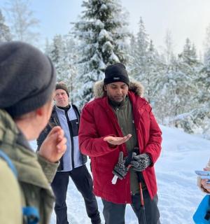 一群人站在雪地里