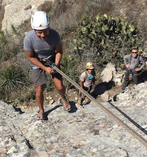 一群人拿着杆子站在山上