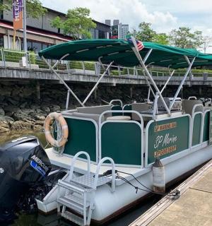 一艘船停靠在桥边的水中