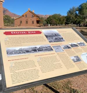 建筑物前的信息标志