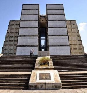 אדם עומד מול בניין עם מדרגות