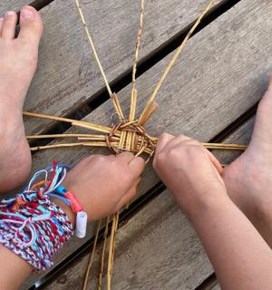 脚踩在木地板上的人