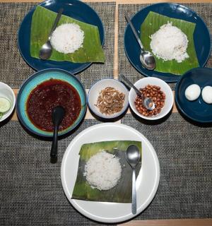 桌子上摆满了米饭和鸡蛋等食物