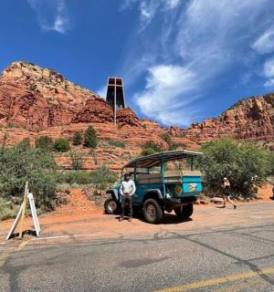 džíp zaparkovaný na kraji silnice v poušti