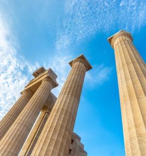 tři sloupy před modrou oblohou