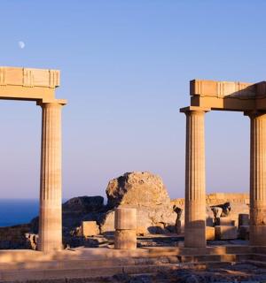 starověký chrám se dvěma sloupy před oceánem