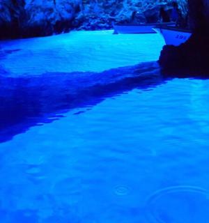 夜晚被蓝色灯光照亮的河流