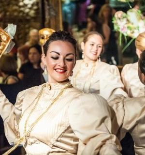 一名女子在一群人面前举着一面旗帜