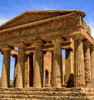 山上有柱子的古庙