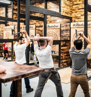 一群男人围着桌子站着，举起双臂