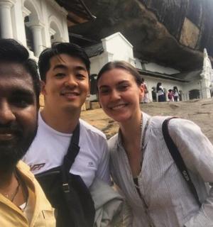 一名男子和一名女子站在一栋建筑物前