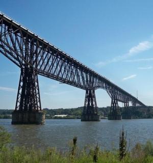 横跨大片水域的大桥