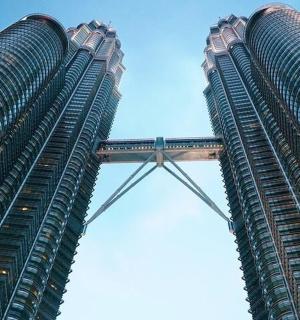 两座高楼紧挨着