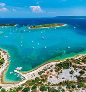 海湾的鸟瞰图，水里停着几艘船