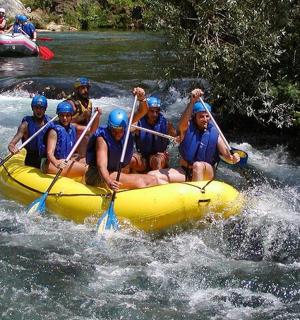 skupina lidí na voru na řece