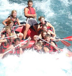 skupina lidí na voru ve vodě