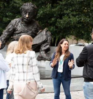 skupina lidí stojících před sochou