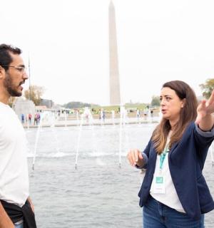 muž a žena stojící před fontánou