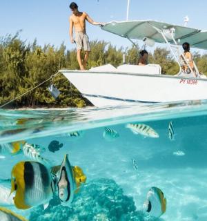 一群人在水中的船上