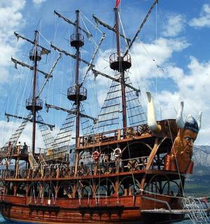 velká pirátská loď sedící ve vodě