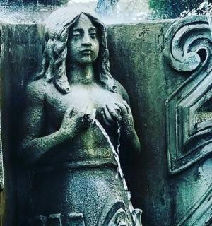 一座带有喷泉的女人雕像