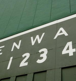 cedule na boku budovy