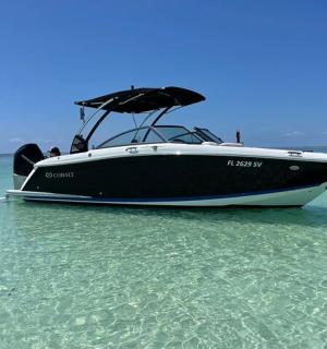 černobílý člun sedící ve vodě