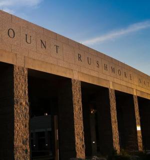 velká budova s nápisem Mount University