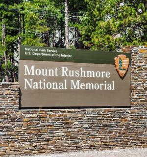 a sign for the mount ruscombe national memorial