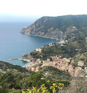 海边山上小镇的景色