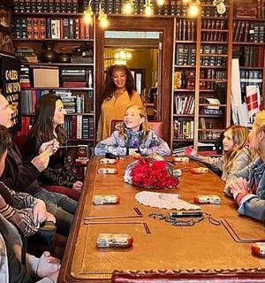 一群人围坐在桌旁