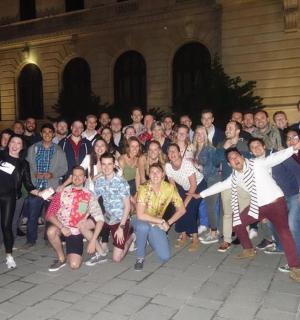 un grup de persones posant per a una foto davant d'un edifici