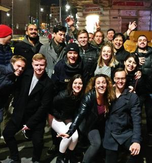 eine Gruppe von Menschen, die für ein Foto posieren