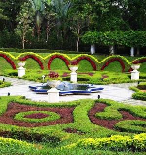 带有树篱迷宫和喷泉的正式花园