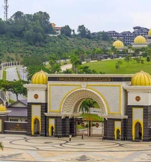 一座顶部有金色圆顶的建筑