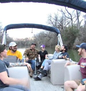 一群人坐在船尾